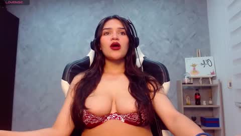 Snapshot of roxxi_2110 chatting on 2, 12, 2025 roxxi_2110 online show from 2, 12, 2025