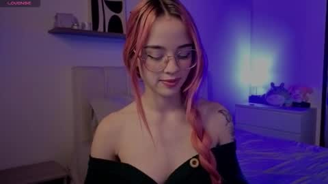 Snapshot of roxxy_mora chatting on 17, 12, 2025 Roxxy online show from 17, 12, 2025