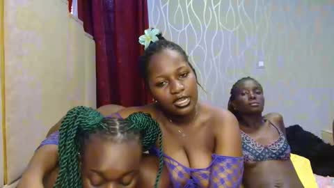 Snapshot of roxy_heather chatting on 25, 11, 2025 Roxy online show from 25, 11, 2025