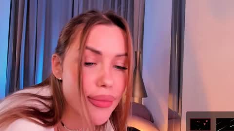 Snapshot of roxy_wet chatting on 6, 3, 2025 Roxy follow me online show from 6, 3, 2025