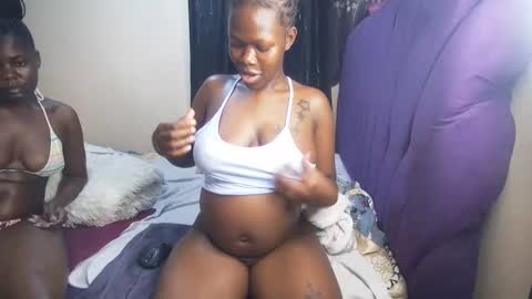 Snapshot of royal_charm chatting on 5, 2, 2026 royal_charm online show from 5, 2, 2026