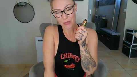 Snapshot of sacha__xx chatting on 16, 10, 2025 sacha__xx online show from 16, 10, 2025
