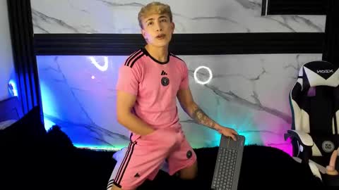 Snapshot of saimonvela chatting on 21, 10, 2025 Juan online show from 21, 10, 2025