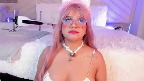 Snapshot of sally_white_ chatting on 8, 1, 2025 Sally White online show from 8, 1, 2025