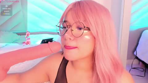 Snapshot of sally_white_ chatting on 1, 2, 2025 Sally White online show from 1, 2, 2025