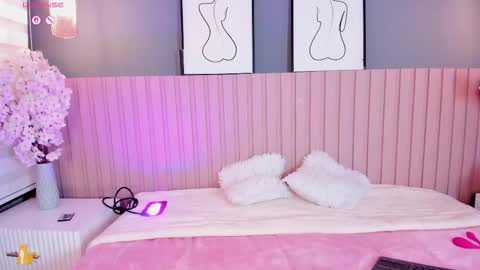 Snapshot of sally_white_ chatting on 15, 12, 2025 Sally White online show from 15, 12, 2025