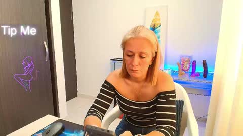Snapshot of samanta_stone69 chatting on 22, 9, 2025 Samanta Stone online show from 22, 9, 2025