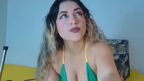Snapshot of samantaandaron chatting on 20, 11, 2025 samattaxxx73 online show from 20, 11, 2025