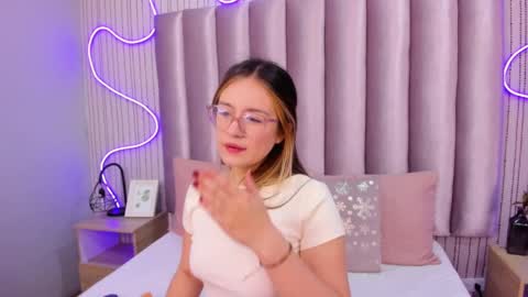 Snapshot of samanthapeachs chatting on 8, 11, 2025 Alejandra online show from 8, 11, 2025