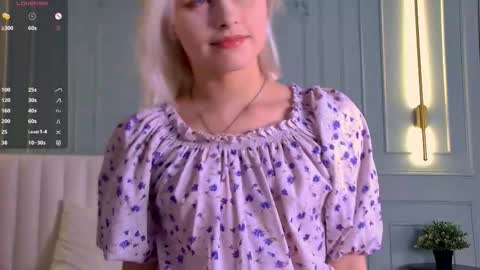 Snapshot of sandyshayes chatting on 4, 12, 2025 Sandy online show from 4, 12, 2025