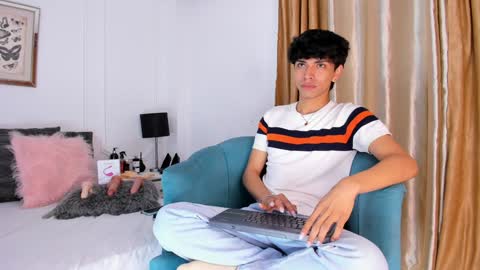 Santiago Carrington online show from 3, 2, 2025