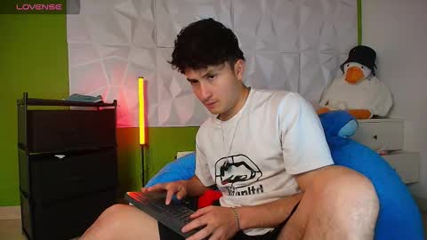 Snapshot of santyago_taylor chatting on 6, 10, 2025 Santyago online show from 6, 10, 2025