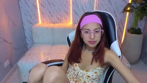 Snapshot of saphire_tx chatting on 4, 12, 2025 Online 800 to 1400 online show from 4, 12, 2025