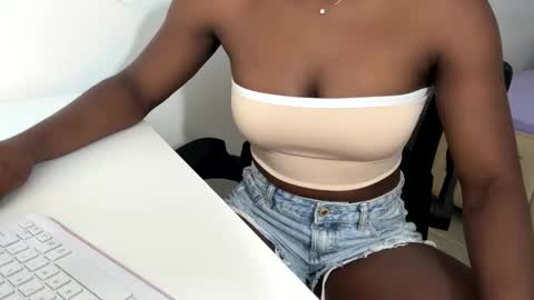 Snapshot of sara_muscle chatting on 5, 11, 2025 Sara online show from 5, 11, 2025