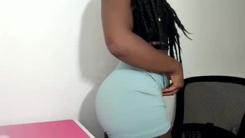 Snapshot of sara_muscle chatting on 11, 11, 2025 Sara online show from 11, 11, 2025