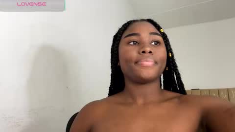 Snapshot of sara_muscle chatting on 5, 12, 2025 Sara online show from 5, 12, 2025