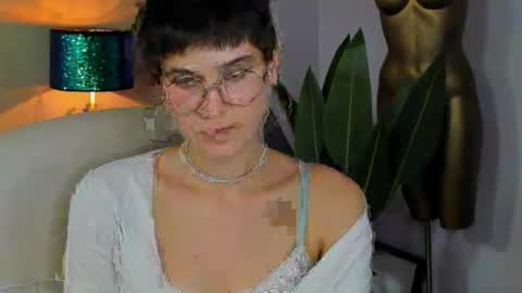 Snapshot of sarah_desire01 chatting on 2, 10, 2025 Sarah online show from 2, 10, 2025