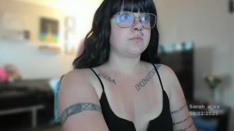Snapshot of sarah_e_xx chatting on 22, 9, 2025 Sarah online show from 22, 9, 2025