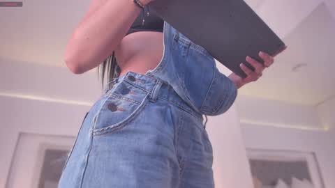 Snapshot of sarah_hiill chatting on 18, 12, 2024 online show from 18, 12, 2024