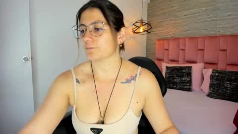 Sarah Deyvis online show from 8, 9, 2025