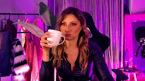 Snapshot of sarahholly chatting on 25, 4, 2026 Divine Sarah NONUDE model online show from 25, 4, 2026