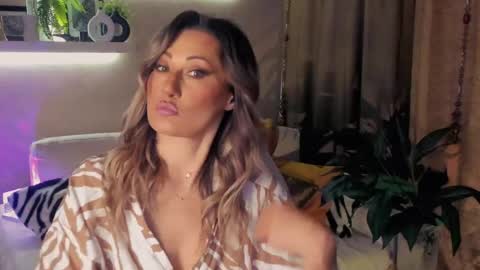 Snapshot of sarahholly chatting on 8, 5, 2026 Divine Sarah NONUDE model online show from 8, 5, 2026