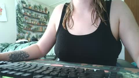 Snapshot of sarahpmummy chatting on 5, 7, 2026 Sarah online show from 5, 7, 2026