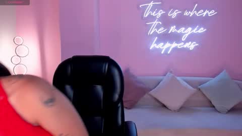 Sarah  independent model online show from 4, 3, 2026