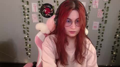 Snapshot of sarakinski chatting on 4, 12, 2025 Sara online show from 4, 12, 2025