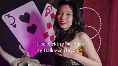 Snapshot of sarasaenz__ chatting on 13, 10, 2025 online show from 13, 10, 2025