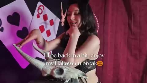 Snapshot of sarasaenz__ chatting on 15, 10, 2025 online show from 15, 10, 2025