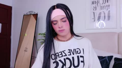 Snapshot of saritabratz chatting on 17, 10, 2025 Sara online show from 17, 10, 2025