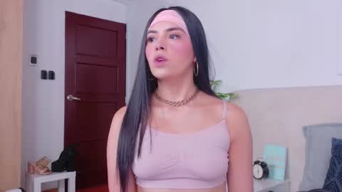 Snapshot of saritabratz chatting on 6, 11, 2025 Sara online show from 6, 11, 2025