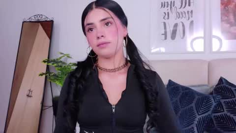 Snapshot of saritabratz chatting on 25, 11, 2025 Sara online show from 25, 11, 2025