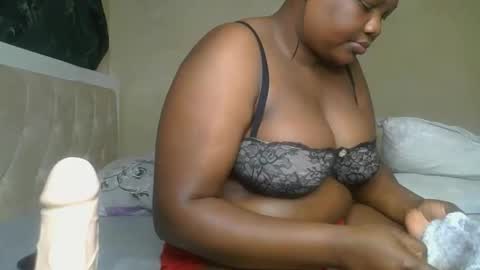 sassie_bee online show from 8, 12, 2024