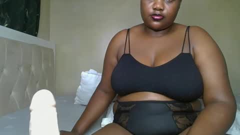 sassie_bee online show from 1, 2, 2025