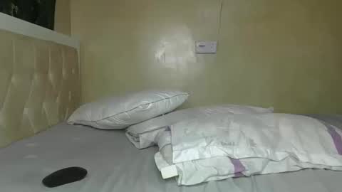 sassie_bee online show from 2, 2, 2025