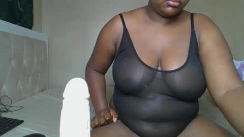 sassie_bee online show from 4, 3, 2025