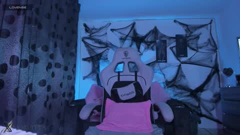    im expecting 300 thumbs up on my altar online show from 25, 10, 2025