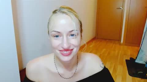 Snapshot of satinqueen90 chatting on 19, 10, 2025 Satinqueen90 online show from 19, 10, 2025