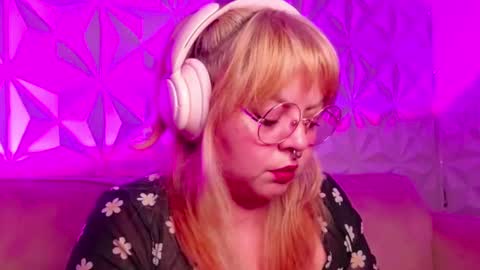 Snapshot of satyn_doll chatting on 4, 10, 2025 Gina George online show from 4, 10, 2025