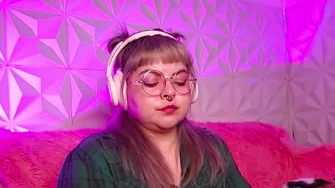 Snapshot of satyn_doll chatting on 21, 11, 2025 Gina George online show from 21, 11, 2025