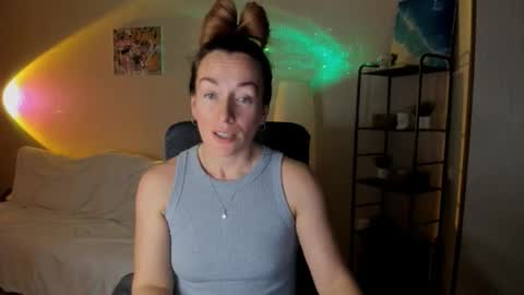 Snapshot of save_the_qween chatting on 4, 11, 2025 save the qween online show from 4, 11, 2025