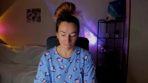 Snapshot of save_the_qween chatting on 24, 11, 2025 save the qween online show from 24, 11, 2025