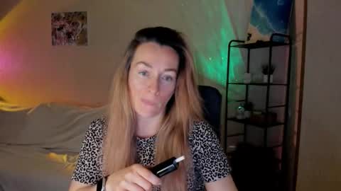 Snapshot of save_the_qween chatting on 4, 12, 2025 save the qween online show from 4, 12, 2025