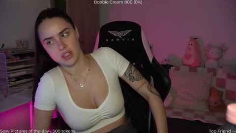 Snapshot of savvage_play chatting on 16, 12, 2025 Naomi online show from 16, 12, 2025