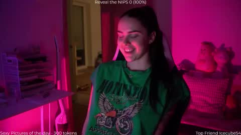 Snapshot of savvage_play chatting on 18, 12, 2025 Naomi online show from 18, 12, 2025