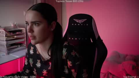 Snapshot of savvage_play chatting on 15, 4, 2026 Naomi online show from 15, 4, 2026