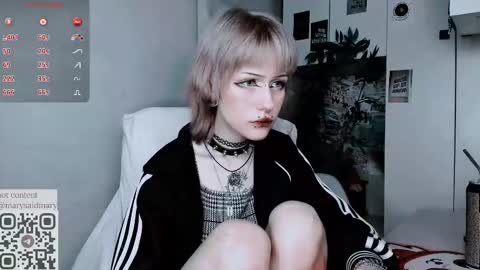 Snapshot of say_mary chatting on 21, 9, 2025 pronoun she. name Mary. age 21. online show from 21, 9, 2025