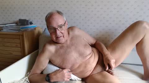 Snapshot of scandxx chatting on 17, 10, 2025 Scand online show from 17, 10, 2025